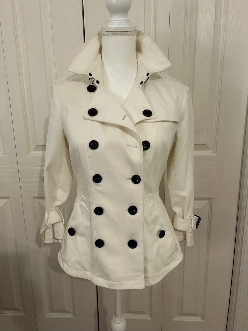 Burberry Britt Cream Double-Breasted Trench Coat with Black Buttons Sz 6 - Picture 1 of 10